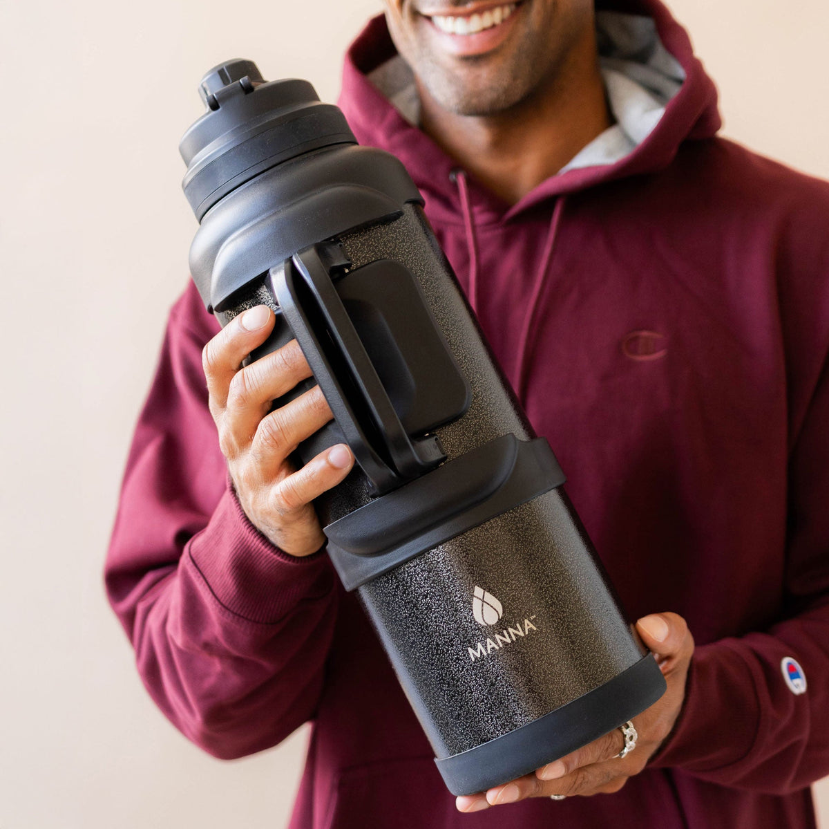 4l-titan-bottle-135-oz-t7 5Manna_Website_Lifestyles-29.jpg